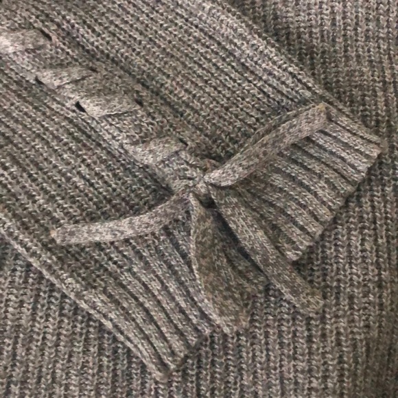 American Eagle Outfitters V-Neck Grey Sweater - Picture 6 of 6